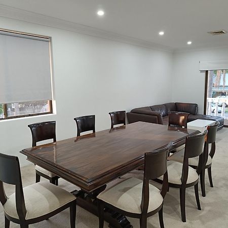 Spacious Queen Room In Large Merrylands Home With Sofa Bed - M2 מראה חיצוני תמונה