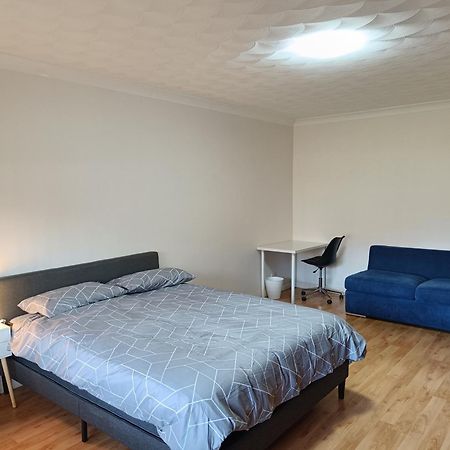 Spacious Queen Room In Large Merrylands Home With Sofa Bed - M2 מראה חיצוני תמונה