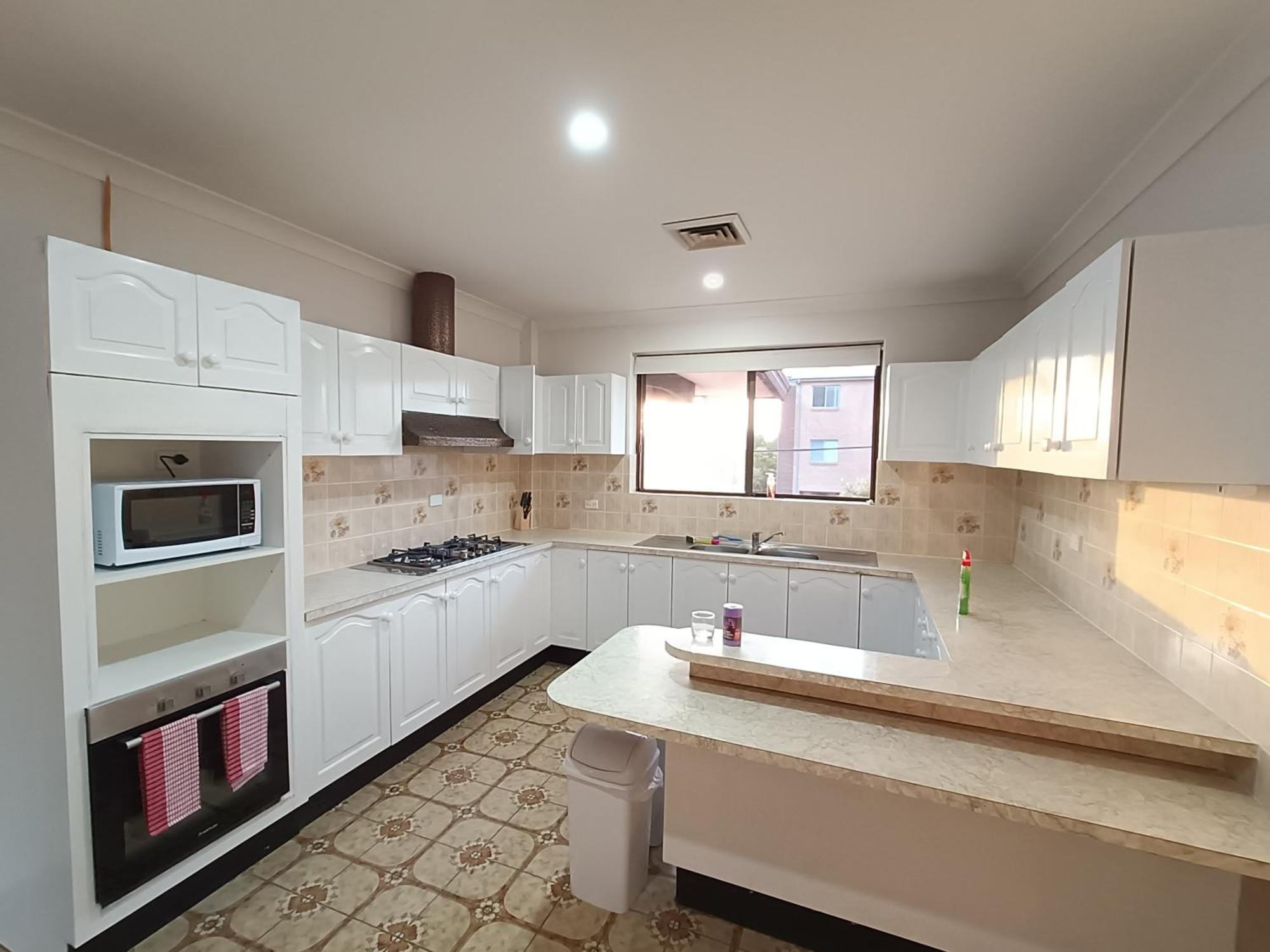 Spacious Queen Room In Large Merrylands Home With Sofa Bed - M2 מראה חיצוני תמונה